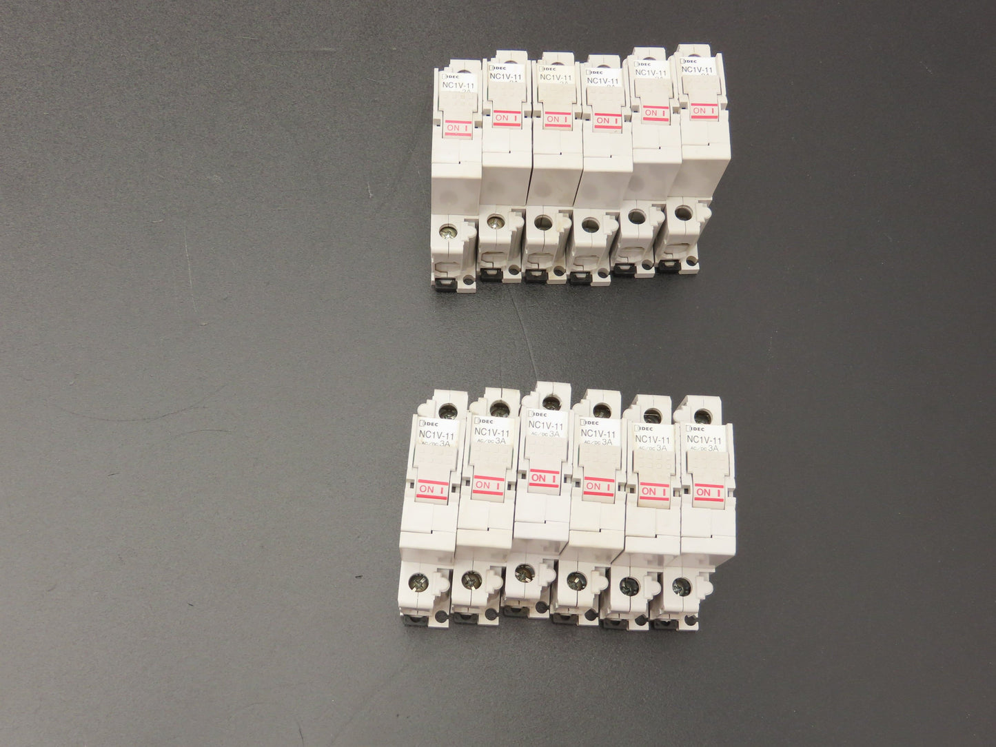 IDEC NC1V-1100 Circuit Breaker 2A 3A 220vAC/65vDC 1-Pole Lot of 12
