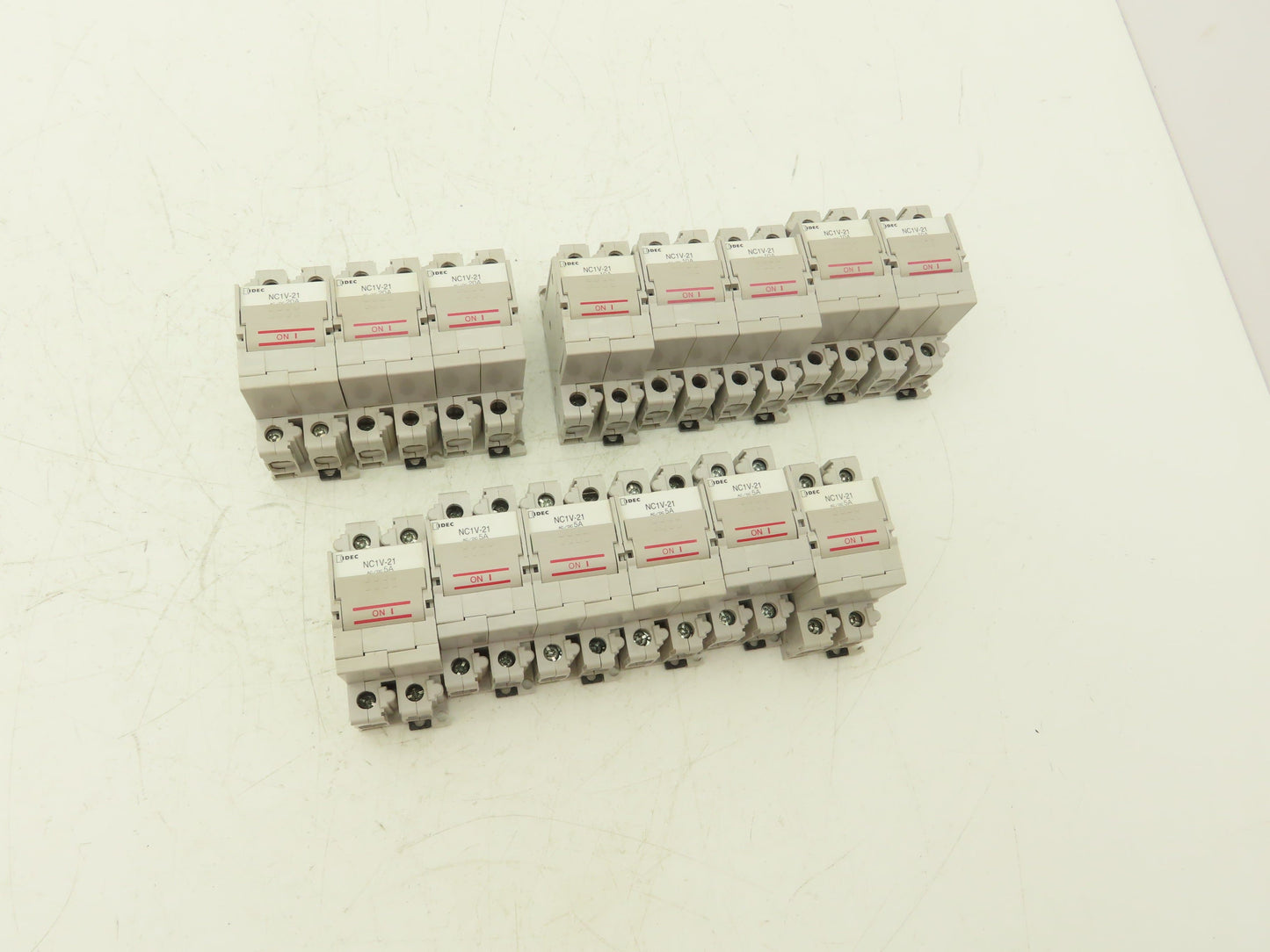 IDEC NC1V-2100 Circuit Breaker 2-Pole 220vAC/125vDC 5A 10A 20A Lot of 14