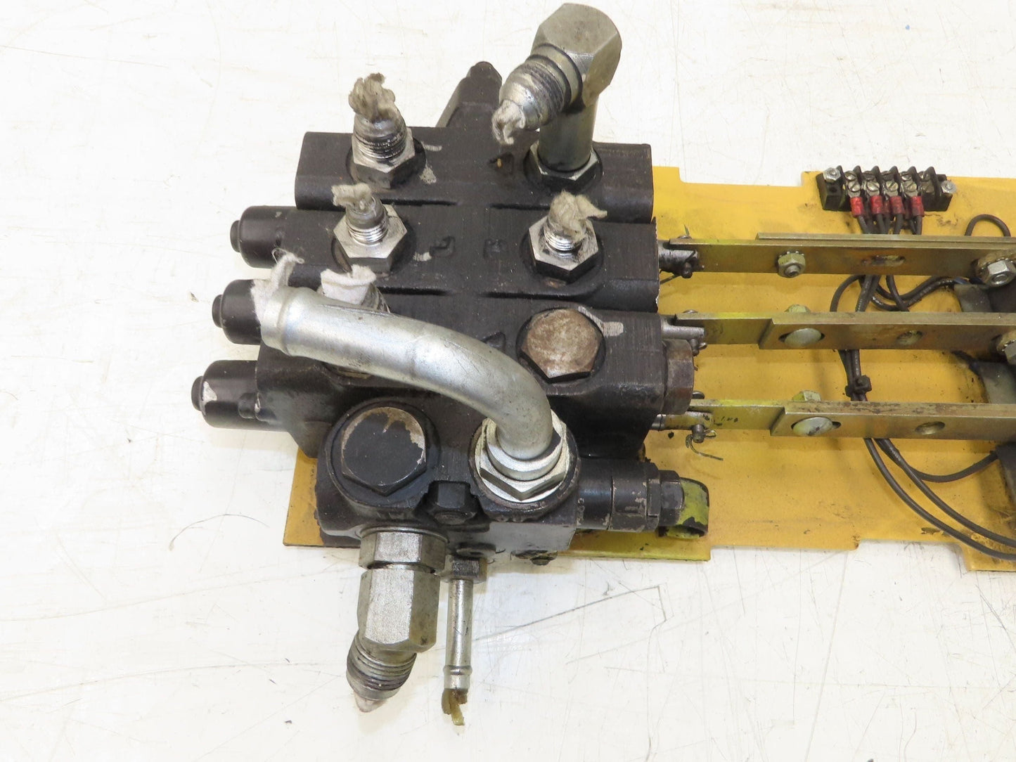 Hyster 3-Spool Hydraulic Mast Control Valve Manifold from E50XL Forklift