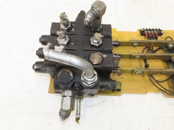 Hyster 3-Spool Hydraulic Mast Control Valve Manifold from E50XL Forklift