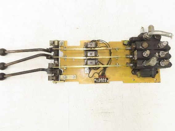 Hyster 3-Spool Hydraulic Mast Control Valve Manifold from E50XL Forklift