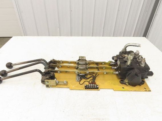 Hyster 3-Spool Hydraulic Mast Control Valve Manifold from E50XL Forklift