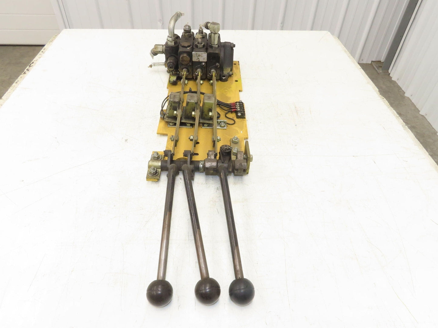 Hyster 3-Spool Hydraulic Mast Control Valve Manifold from E50XL Forklift