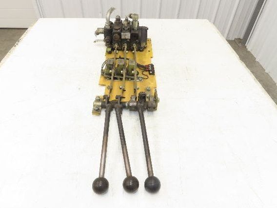 Hyster 3-Spool Hydraulic Mast Control Valve Manifold from E50XL Forklift