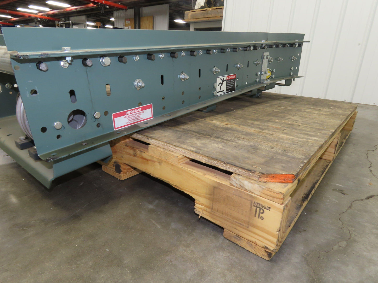 Hytrol 24" Accumulation Roller Conveyor 22.5° RH Curve Slave Belt Drive 56"L