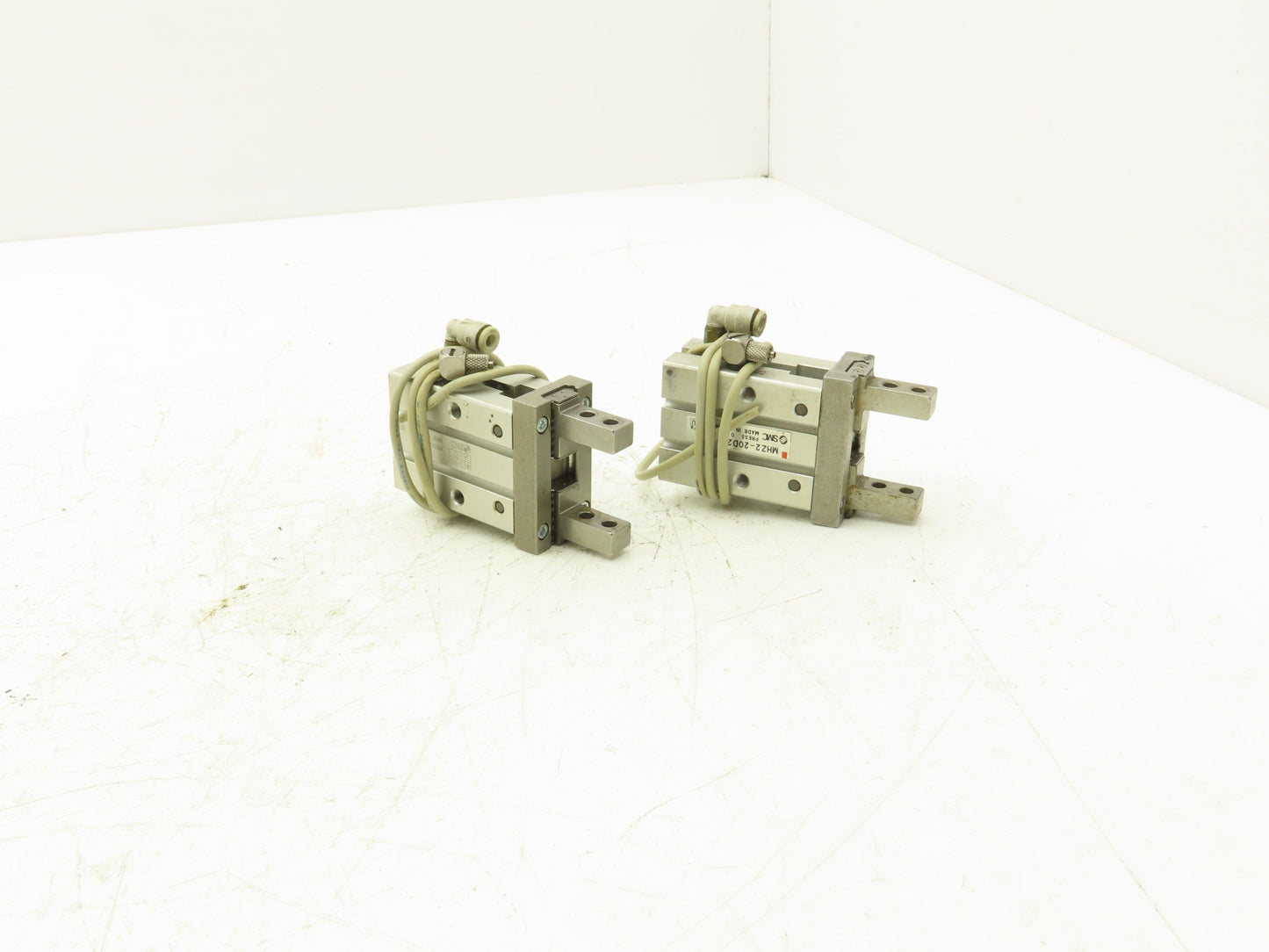 SMC MHZ2-20D2 Pneumatic Parallel Air Gripper 20mm Bore Double Acting Lot of 2