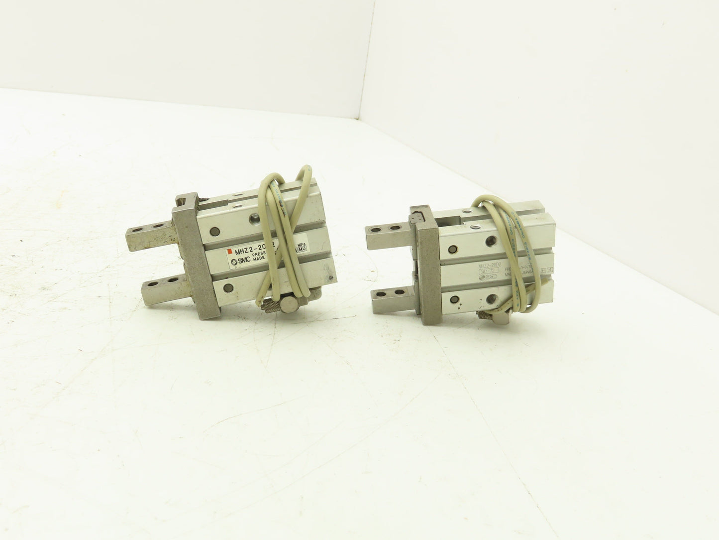 SMC MHZ2-20D2 Pneumatic Parallel Air Gripper 20mm Bore Double Acting Lot of 2