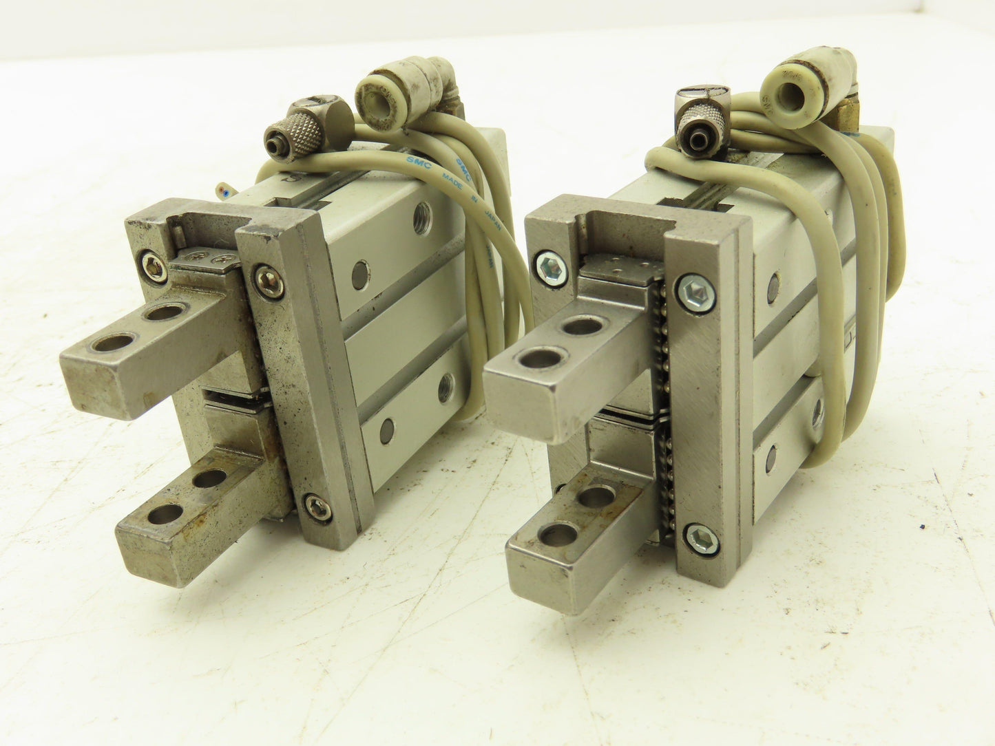 SMC MHZ2-20D2 Pneumatic Parallel Air Gripper 20mm Bore Double Acting Lot of 2