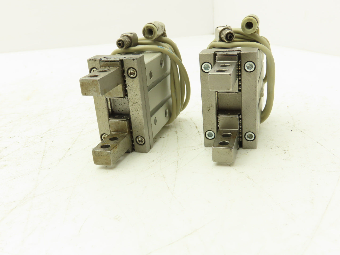 SMC MHZ2-20D2 Pneumatic Parallel Air Gripper 20mm Bore Double Acting Lot of 2