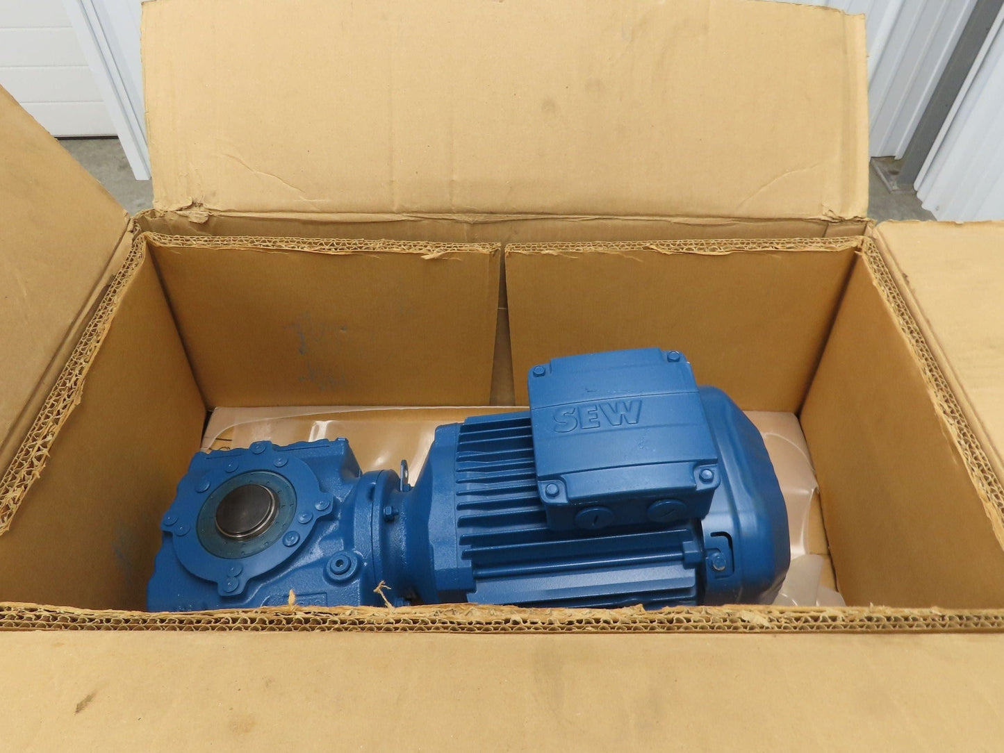 Sew Eurodrive SA47DRE90L6 Gearmotor 26rpm 44:1 1Hp 230/460V 3PH Hollow Shaft