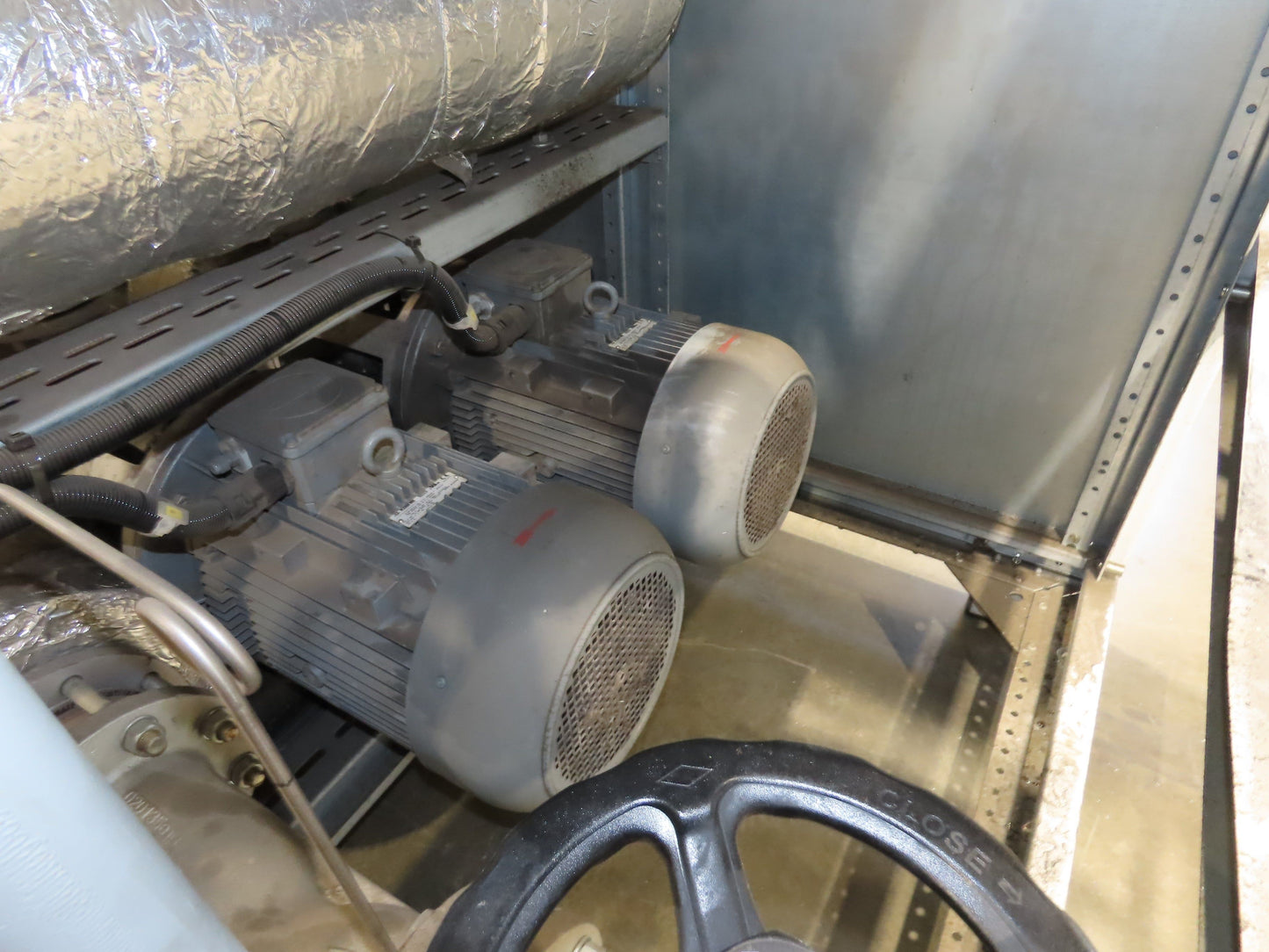 GWK Recirculating Water Cooled Chiller 40 Ton Cooling 25Hp 480V 2-Pump Unit