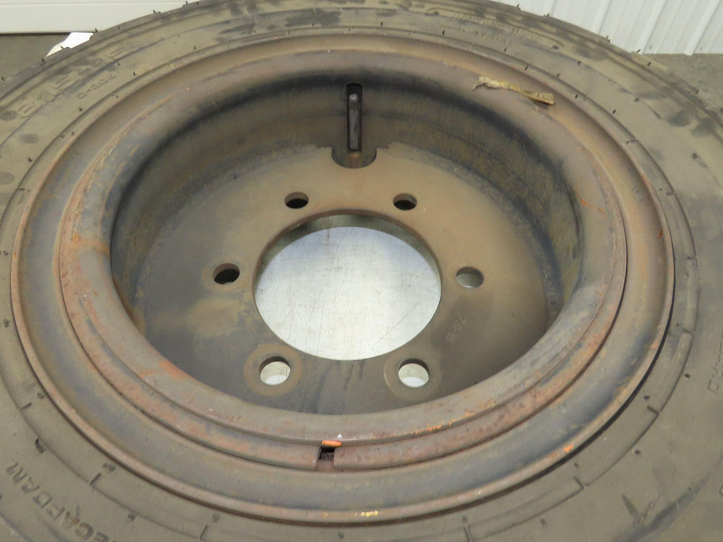 Deestone 28x8.15-15 Pneumatic Air Forklift Traction Tire 6-Lug Rim Guard Black