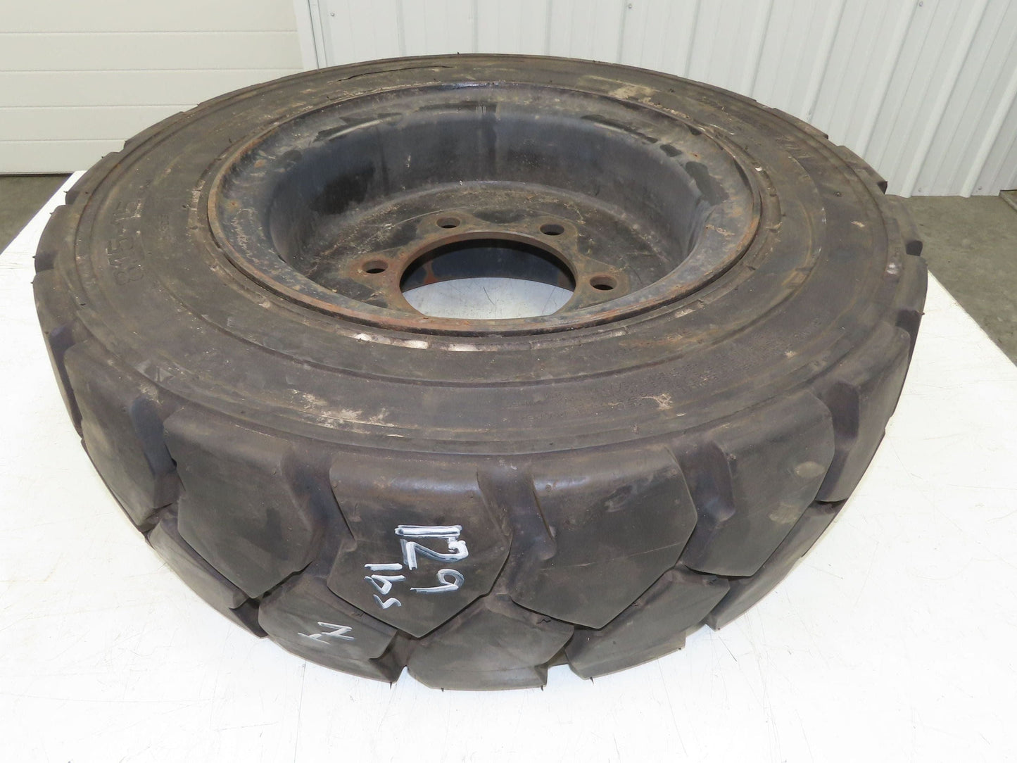 Deestone 28x8.15-15 Pneumatic Air Forklift Traction Tire 6-Lug Rim Guard Black