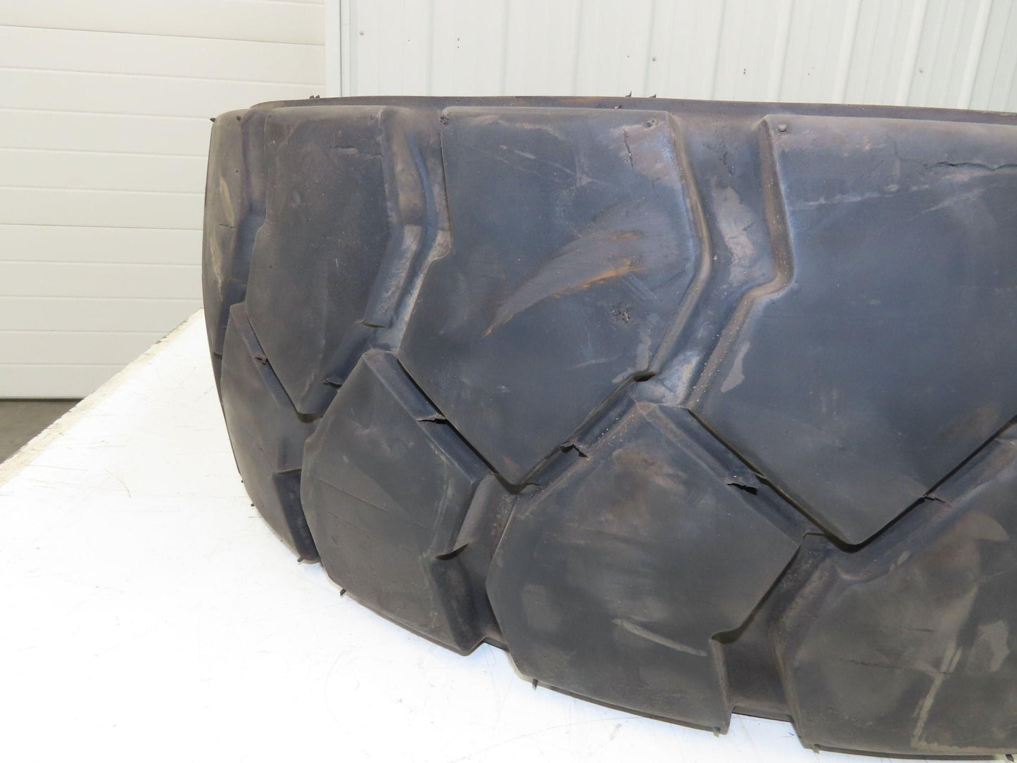 Deestone 28x8.15-15 Pneumatic Air Forklift Traction Tire 6-Lug Rim Guard Black