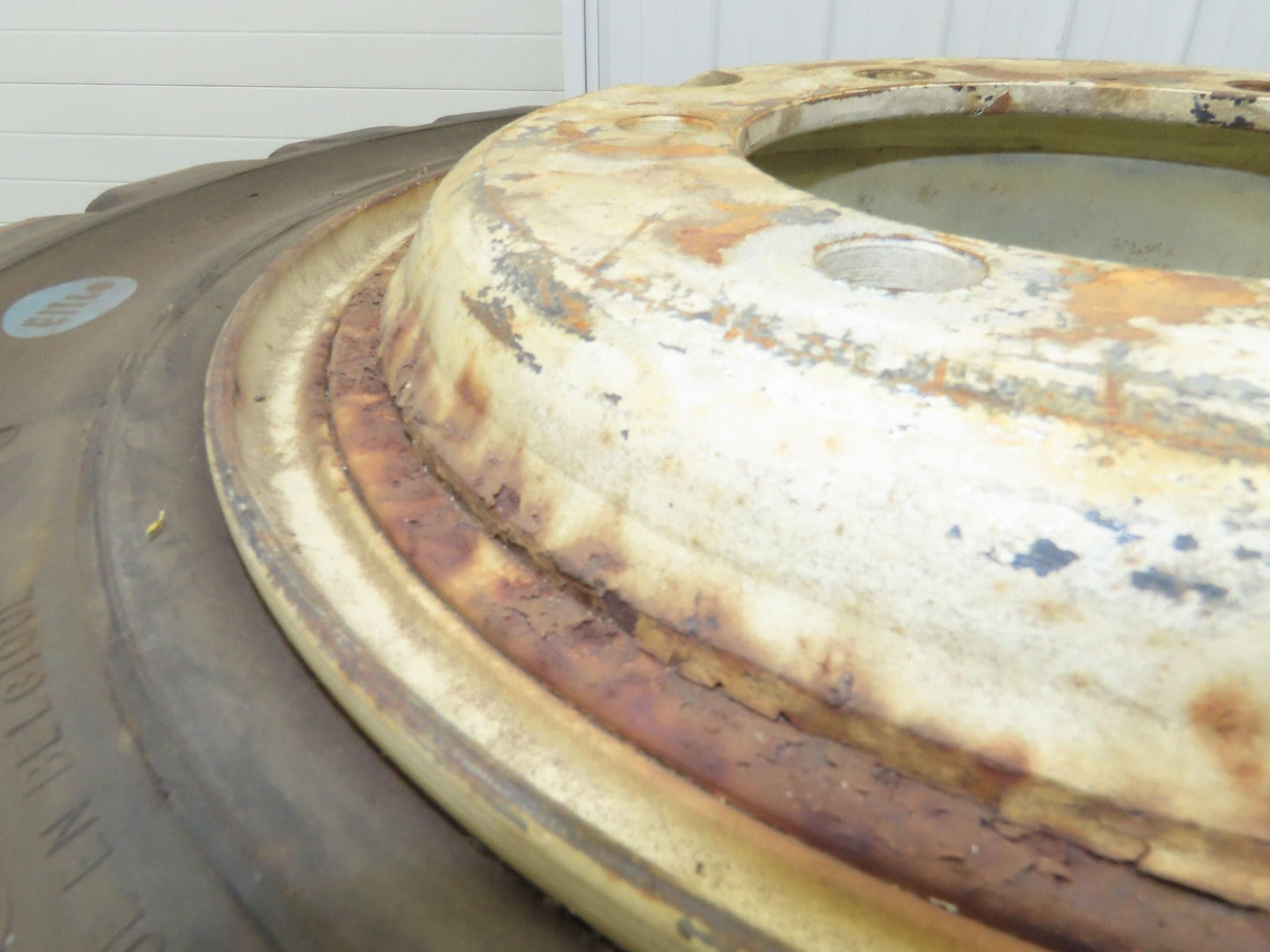 Bergougnan 28x7.00-15 Dual Forklift Tire Solid Traction Black 6-Lug Rim