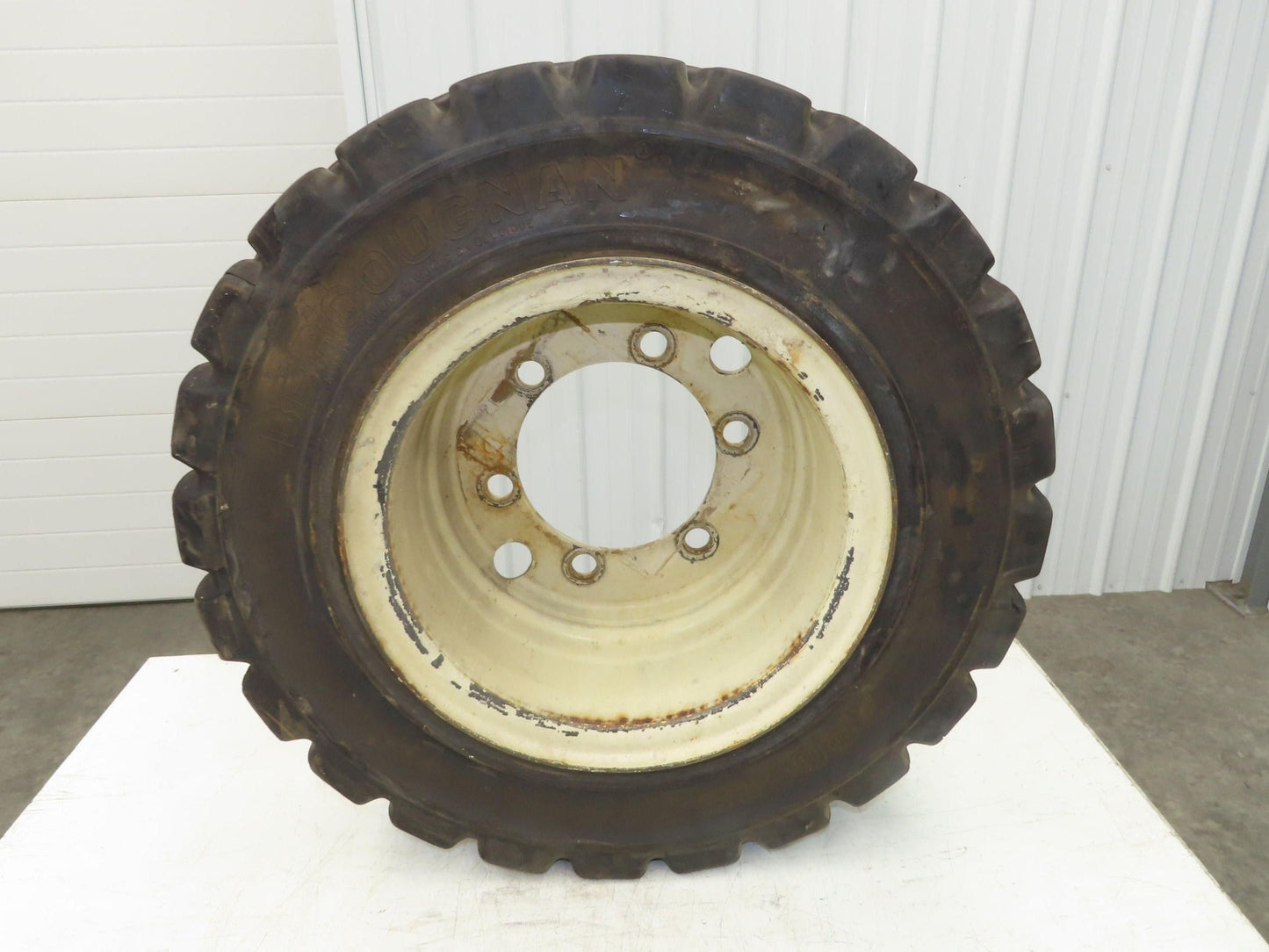 Bergougnan 28x7.00-15 Dual Forklift Tire Solid Traction Black 6-Lug Rim