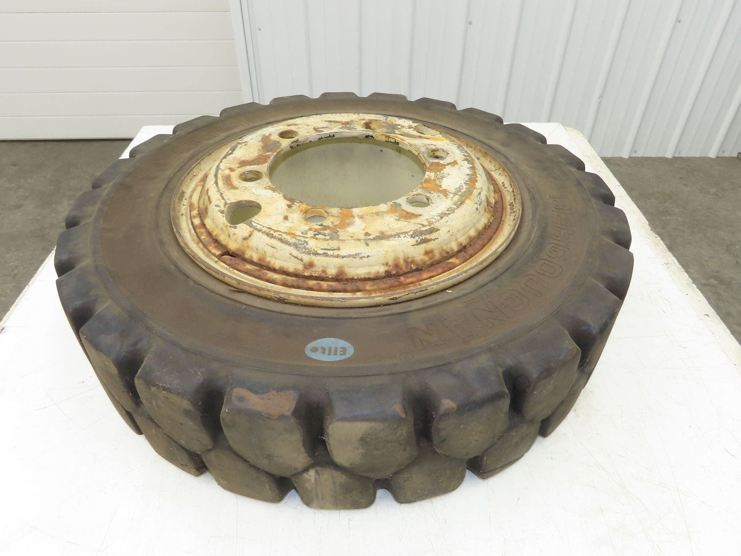 Bergougnan 28x7.00-15 Dual Forklift Tire Solid Traction Black 6-Lug Rim