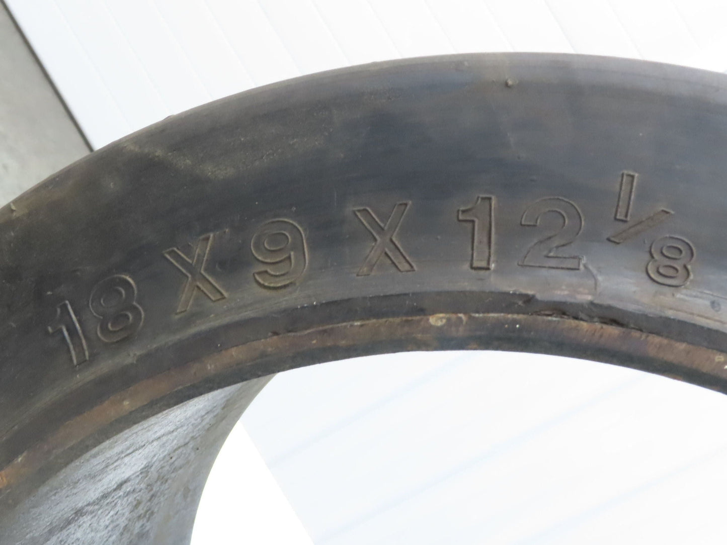 Solideal 18x9x12-1/8 Press-On Forklift Tire Solid Smooth Black