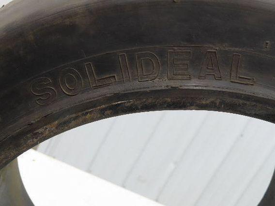 Solideal 18x9x12-1/8 Press-On Forklift Tire Solid Smooth Black