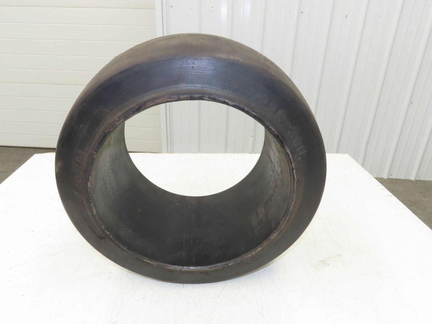 Solideal 18x9x12-1/8 Press-On Forklift Tire Solid Smooth Black