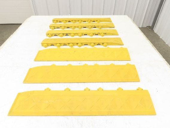 Anti Fatigue Modular Interlocking Male Ramp Edge with Corner 22"x4" Lot of 7