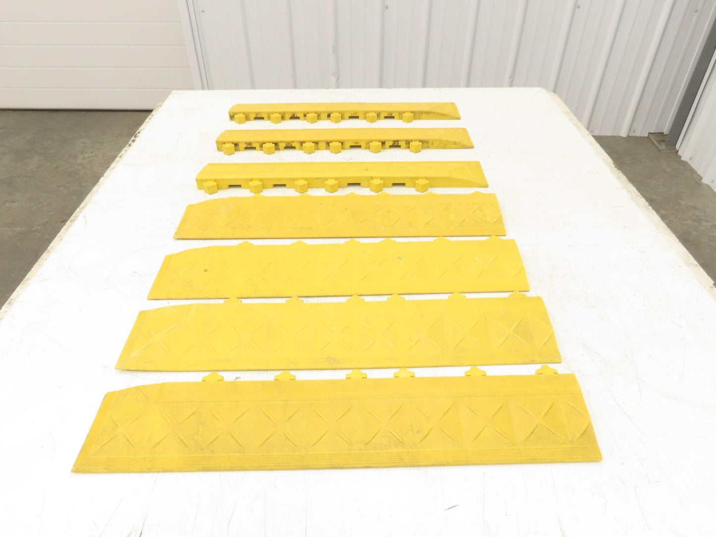 Anti Fatigue Modular Interlocking Male Ramp Edge with Corner 22"x4" Lot of 7