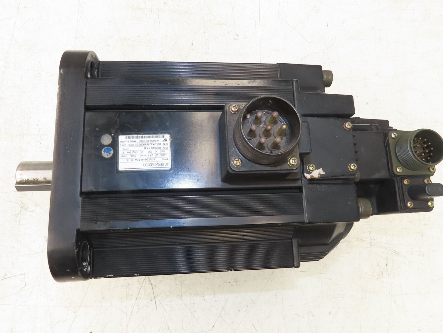 Yaskawa SGMGH-44A2A-YR15 AC Servo Motor 4400W 1500 RPM 200V Encoder UTSAE-B17BBF
