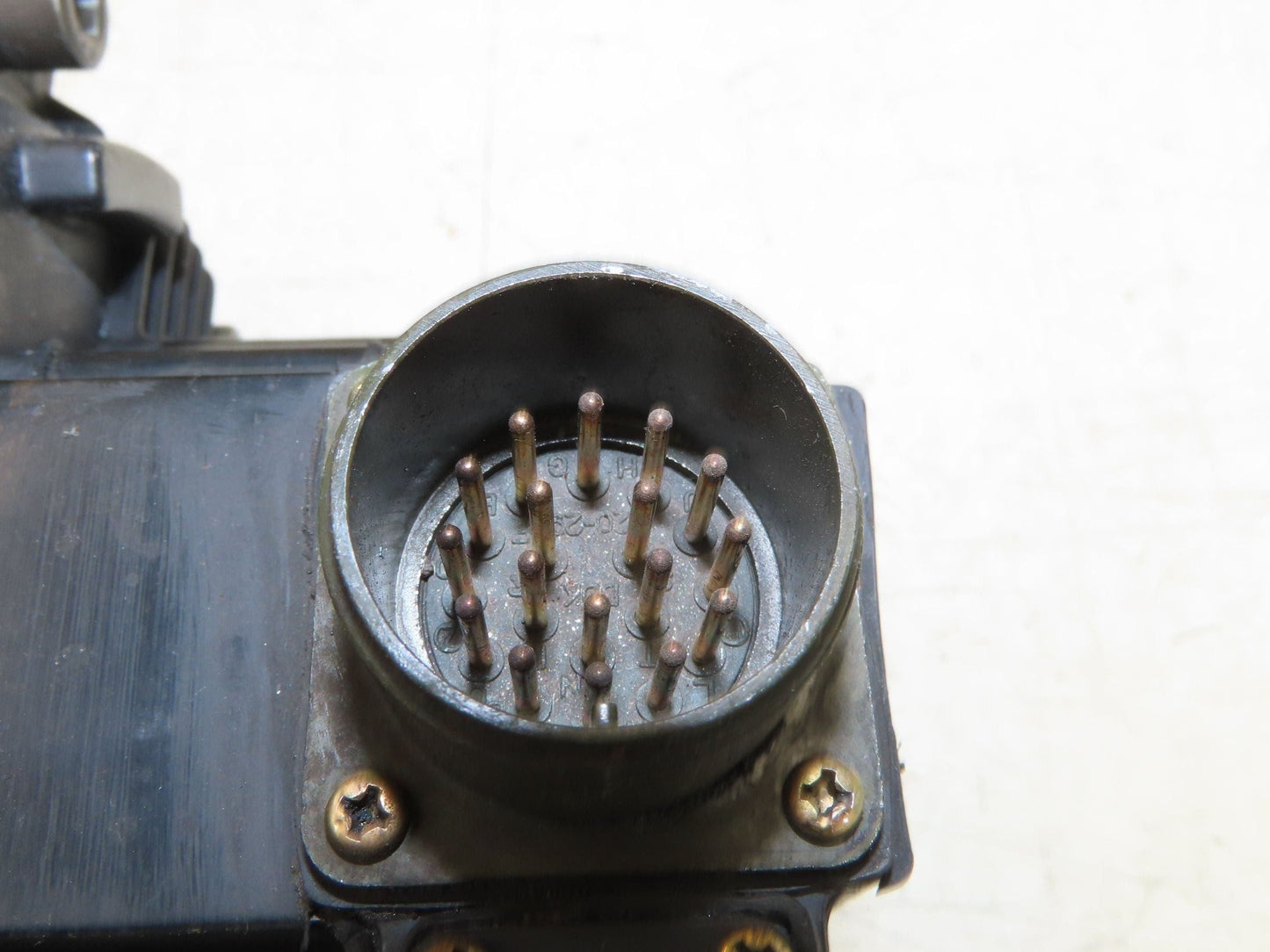 Yaskawa SGMGH-44A2A-YR15 AC Servo Motor 4400W 1500 RPM 200V Encoder UTSAE-B17BBF