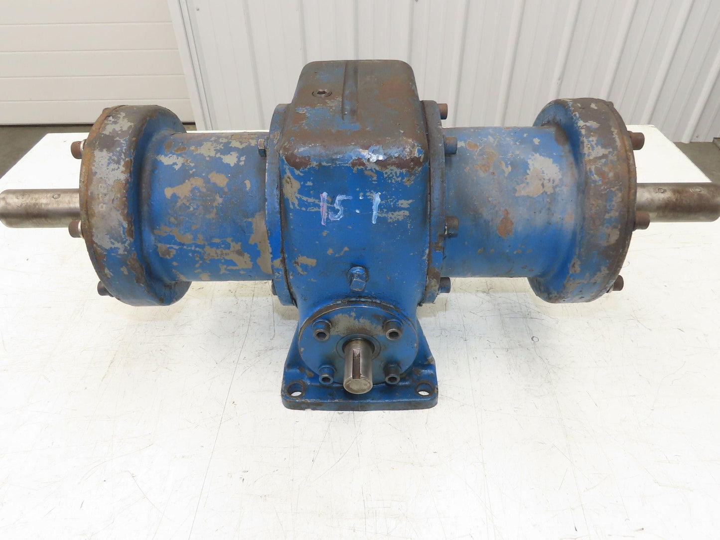 Worm Gearbox Horizontal Drive Dual Output 15:1 Reducer 1" Solid Input Shaft
