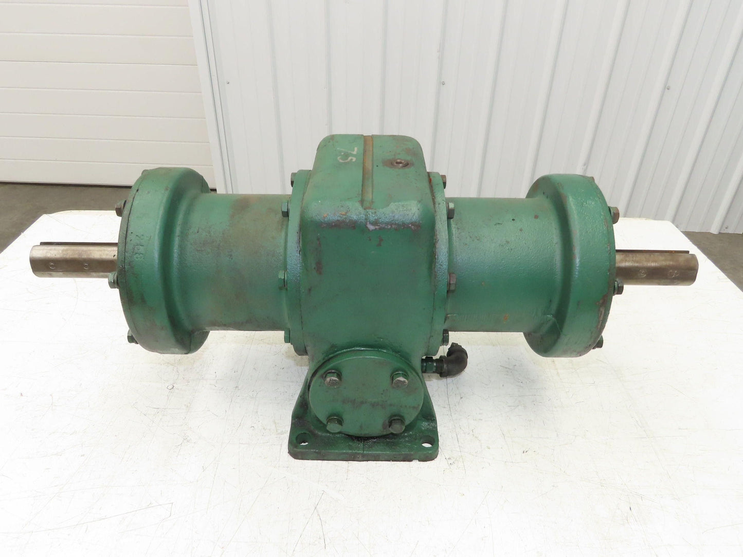 Worm Gearbox Horizontal Drive Dual Output 7.5:1 Reducer 1" Solid Input Shaft