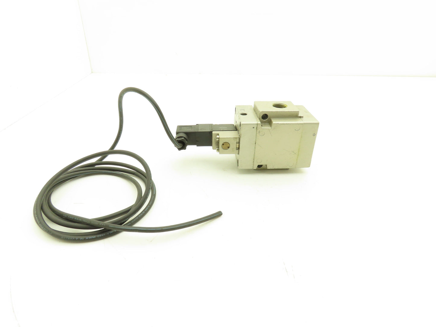 SMC VO307-5DZ | VG342-5DZ-04A 3 Port Pilot Solenoid Valve 24vDC Coil 1/2" NPT
