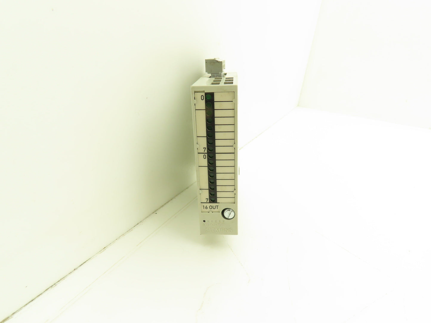 Siemens 6FC5111-0CA02-0AA2 Sinumerik 840D DMP 16 Point Output Module 16A 24v