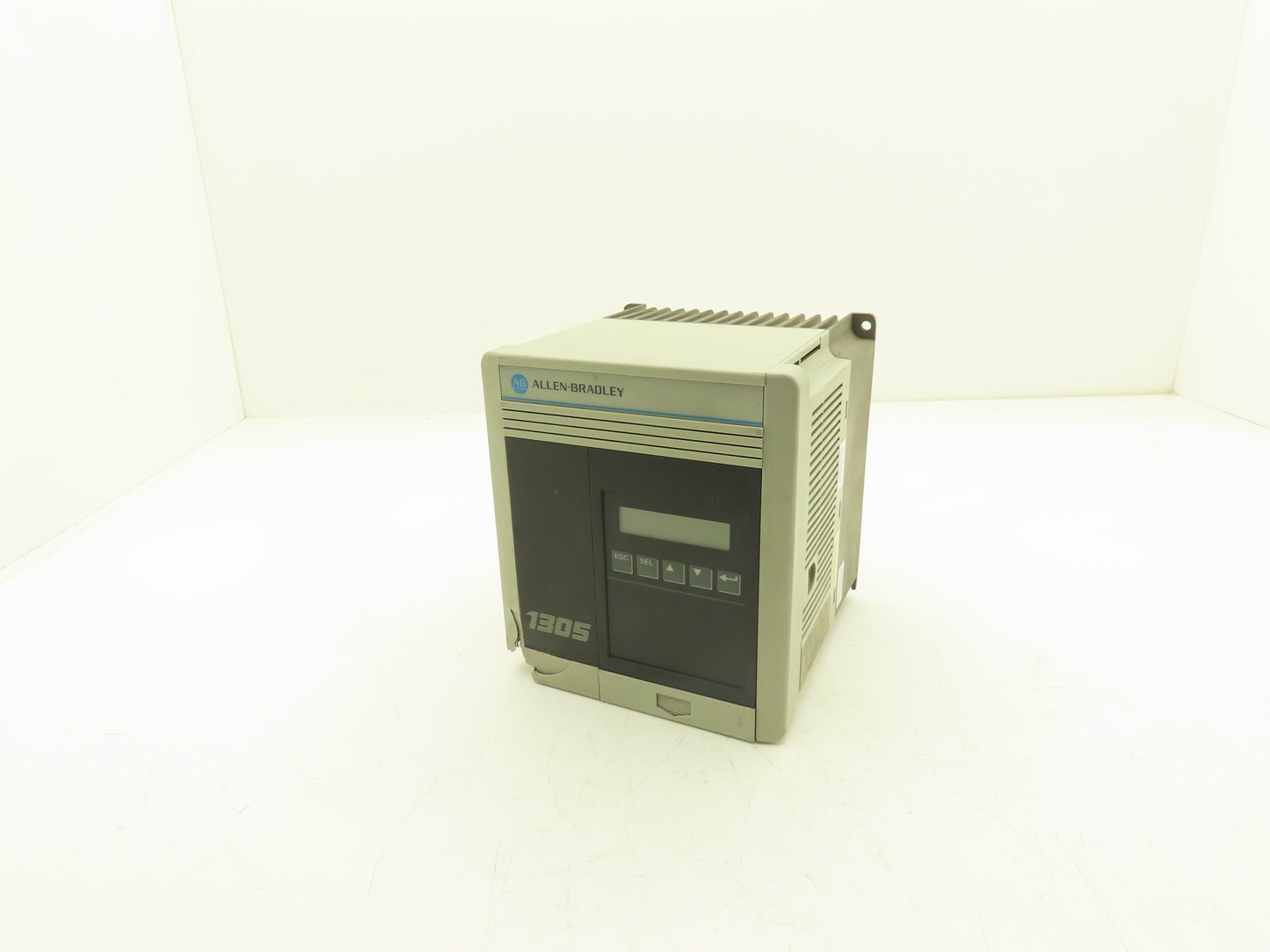 Allen Bradley 1305-BA04A-ES VFD AC Drive 1.5kW 2Hp 380-460v 4A 0-400Hz Ser C