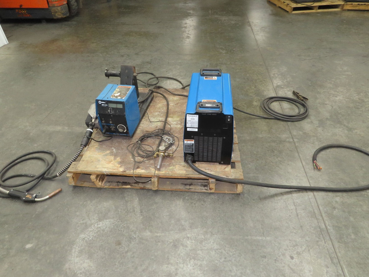 Miller Invision 352 MPA MIG Welder 425Amp 35V DC Pulse 1/3Ph S-64M Wire Feeder