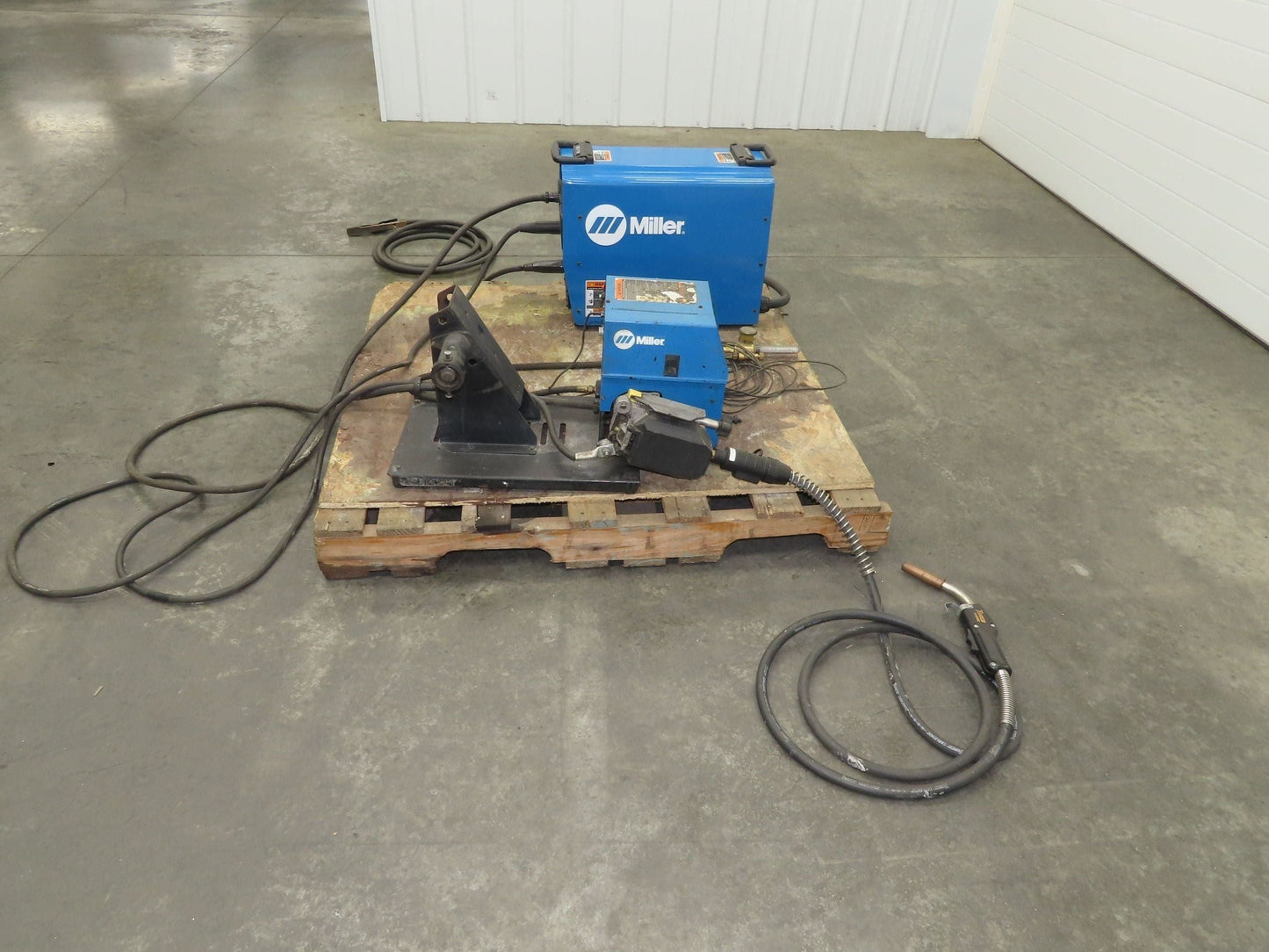 Miller Invision 352 MPA MIG Welder 425Amp 35V DC Pulse 1/3Ph S-64M Wire Feeder