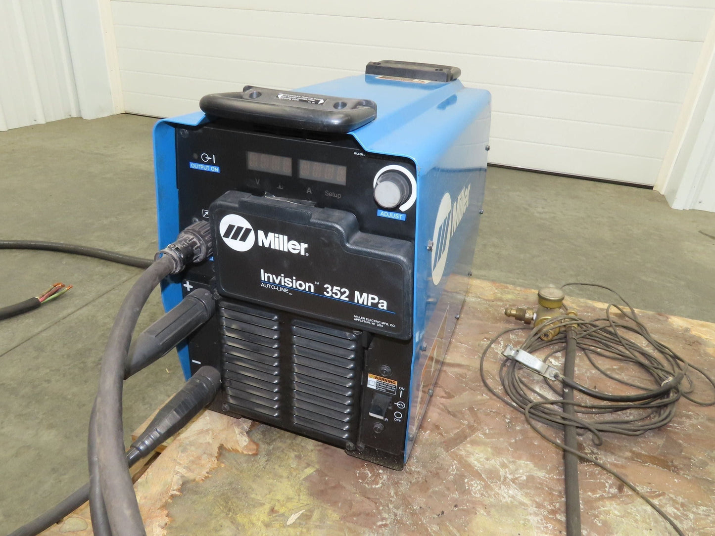 Miller Invision 352 MPA MIG Welder 425Amp 35V DC Pulse 1/3Ph S-64M Wire Feeder