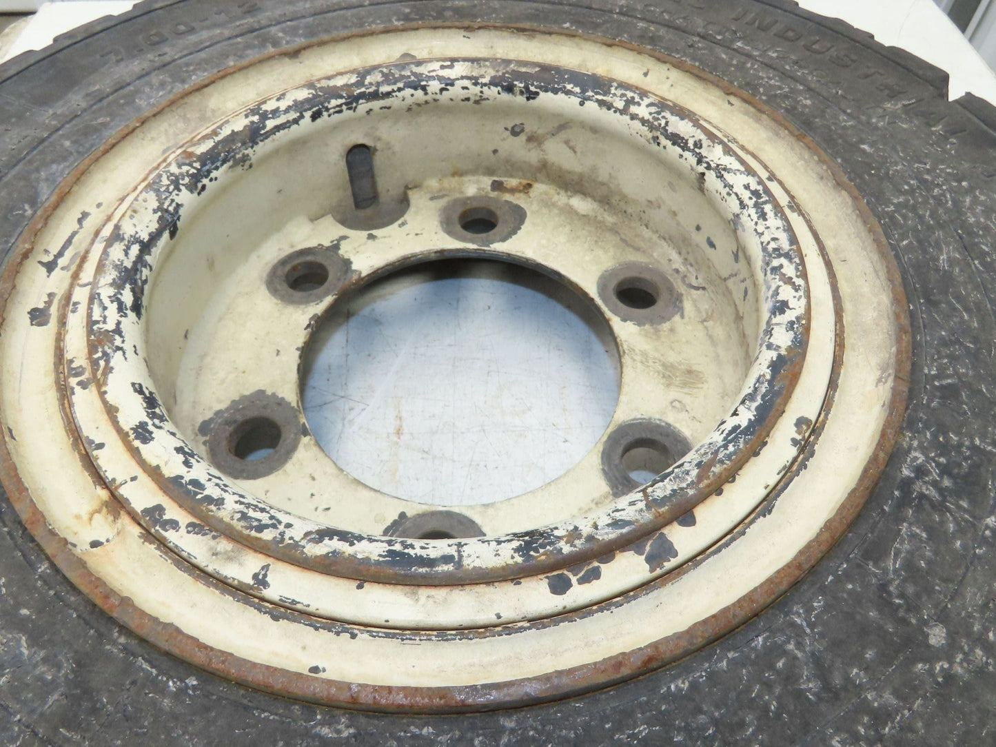 Mitco Solid Solver 7.00-12 Forklift Tire Traction Solid Press-on Black 6x220mm