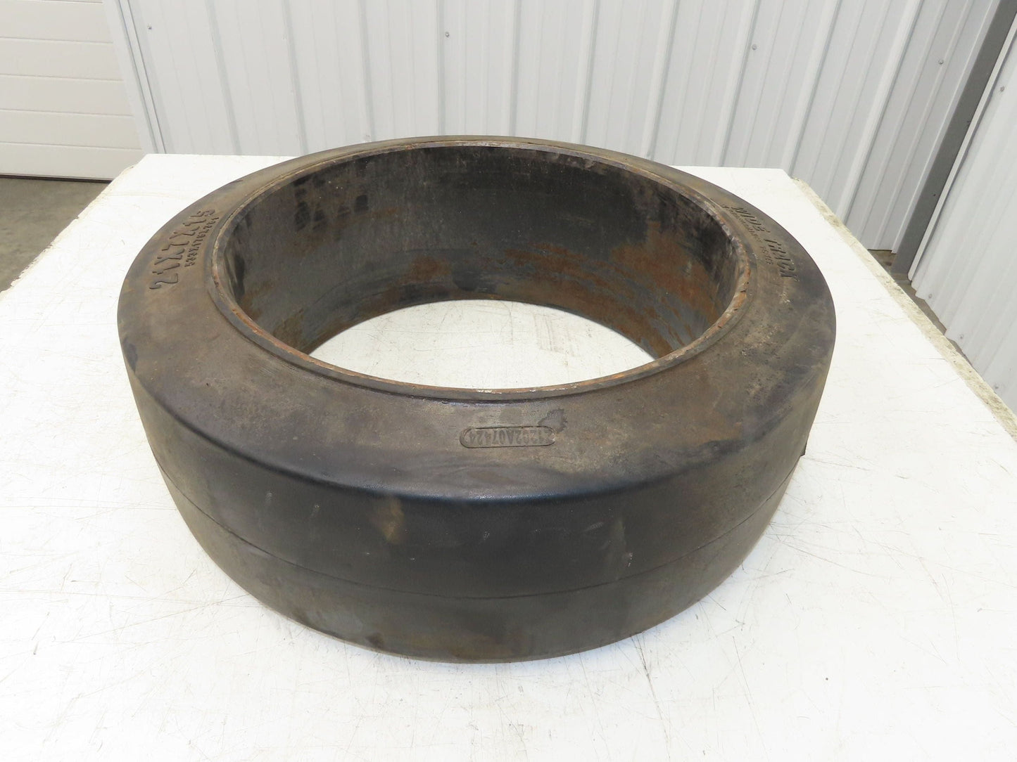 Wide Track 21x7x15 21x7x15 Forklift Tire Smooth Solid Press-on Black