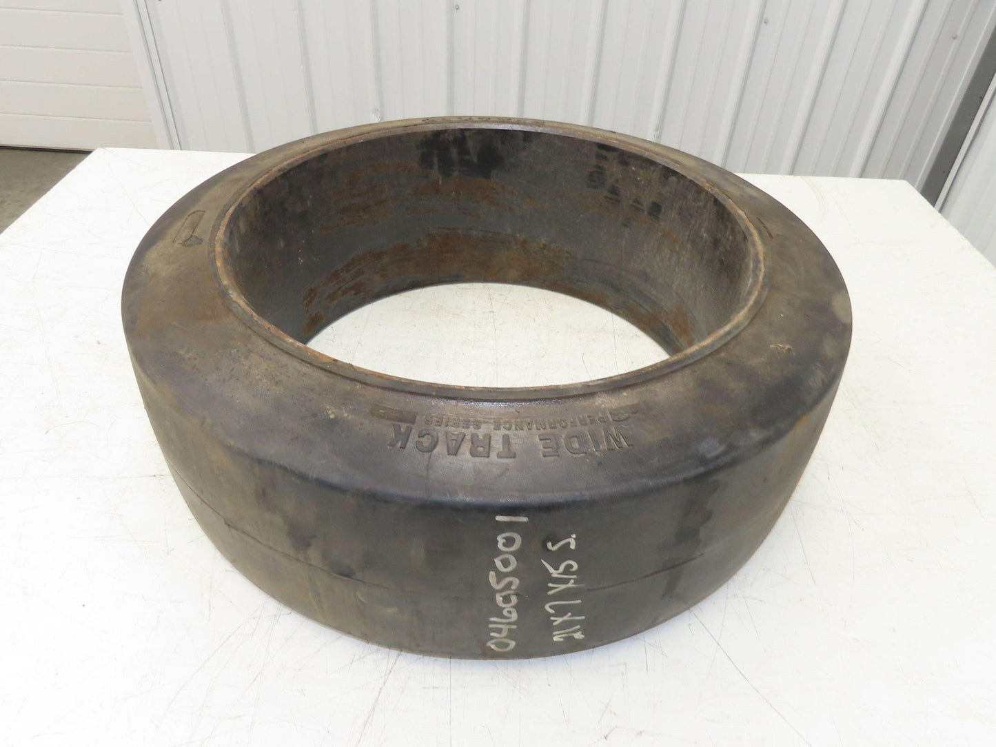 Wide Track 21x7x15 21x7x15 Forklift Tire Smooth Solid Press-on Black