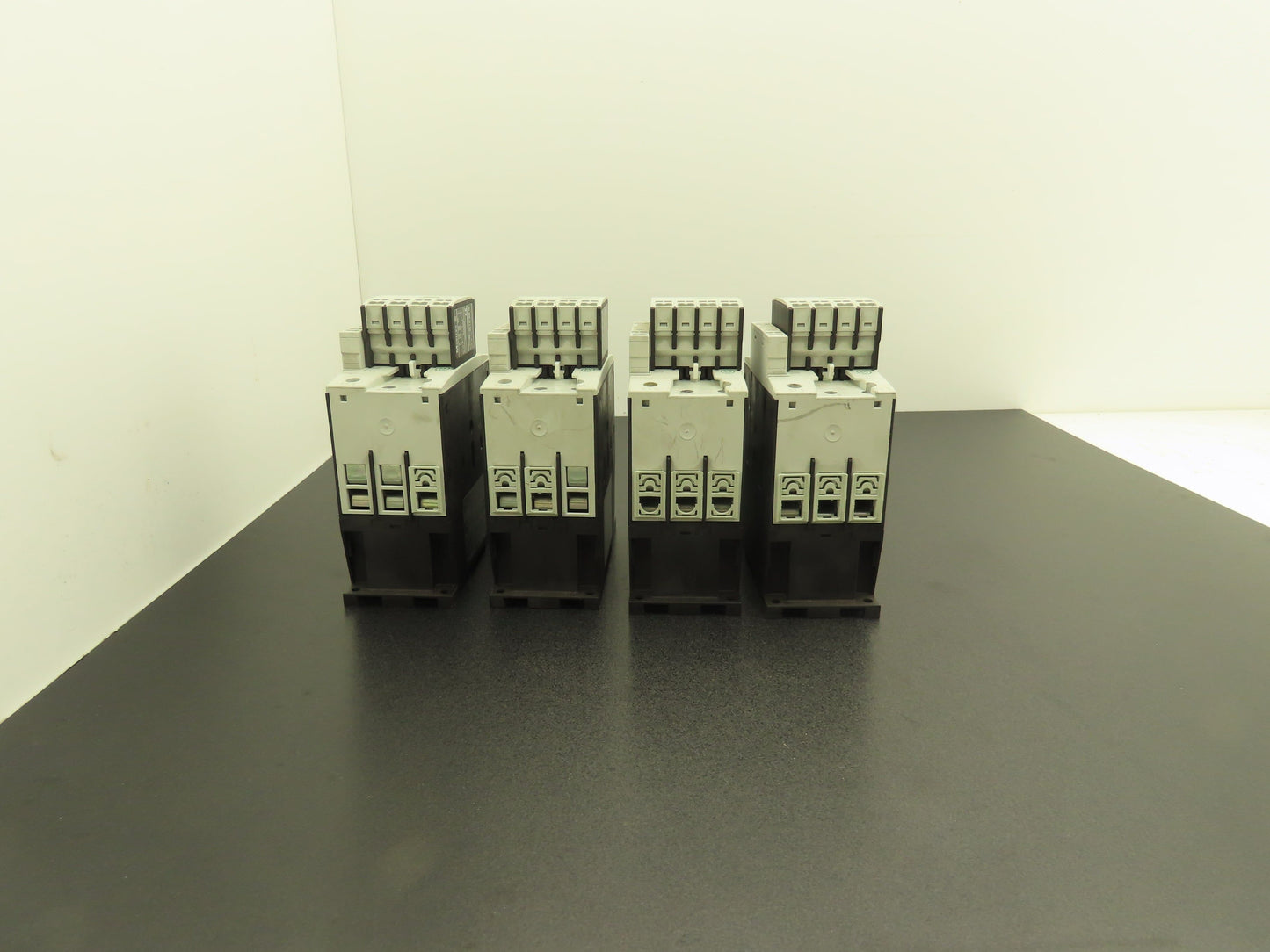 Siemens DIL MC40 Contactor 40Hp 600v 3Ph Aux Contact 4NC 4NO Lot of 4