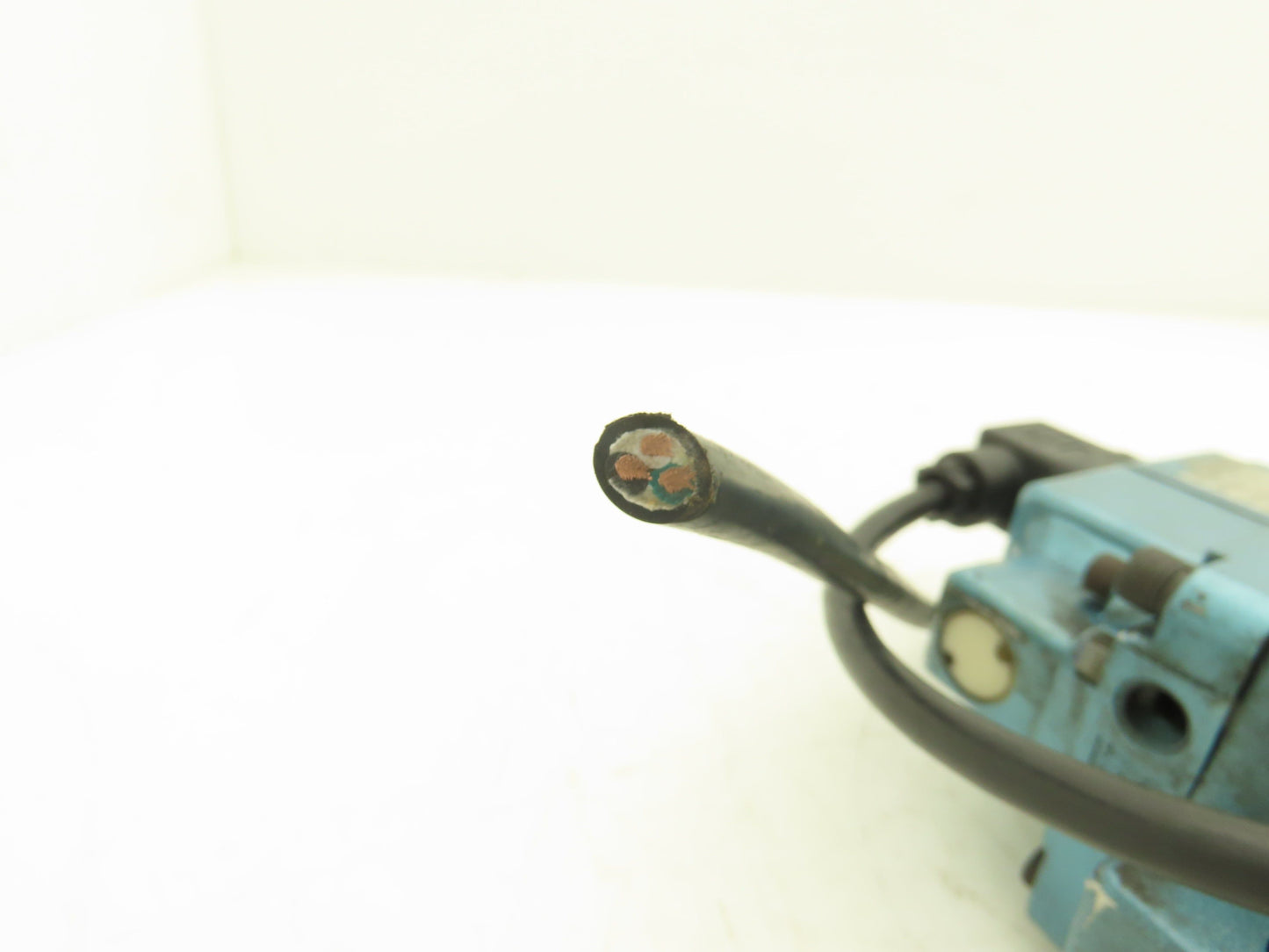 Mac 250B-611JA 3 Way Pneumatic Air Valve Pilot 24VDC 25-150psi