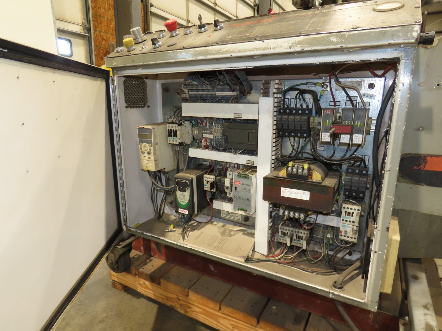 Marvel Series 8 Mark III 18"x 22" Vertical Tilt-Frame Band Saw