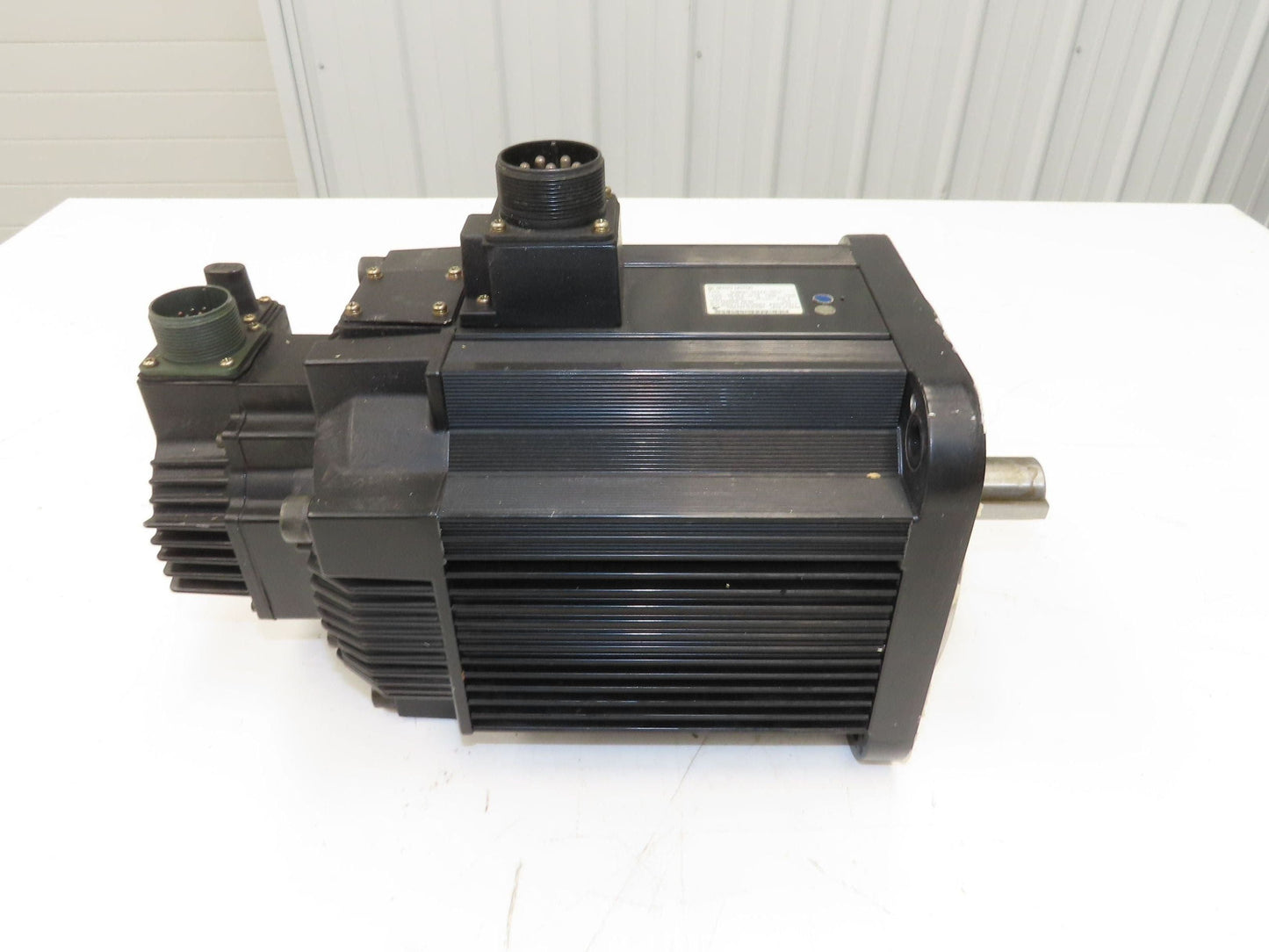 Yaskawa SGMGH-44A2A-YR15 AC Servo Motor 200V 1500rpm - Encoder UTSAE-B17BBF