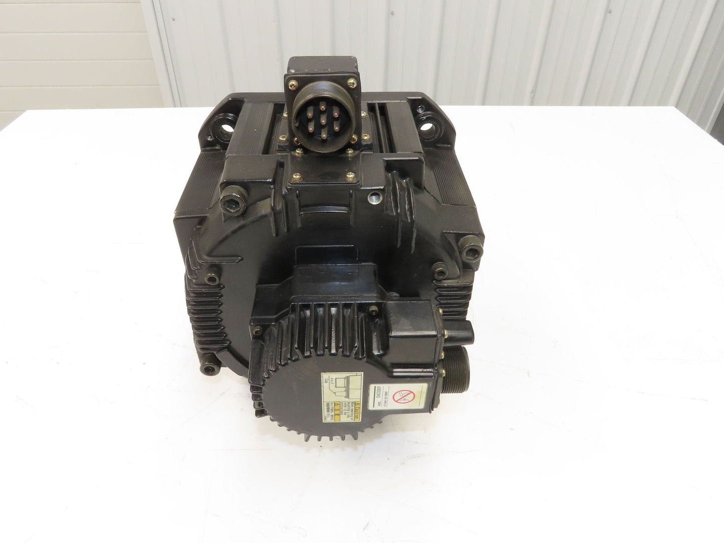 Yaskawa SGMDH-32A2A-YR13 AC Servo Motor 200V 2000rpm - Encoder UTSAE-B17BBF