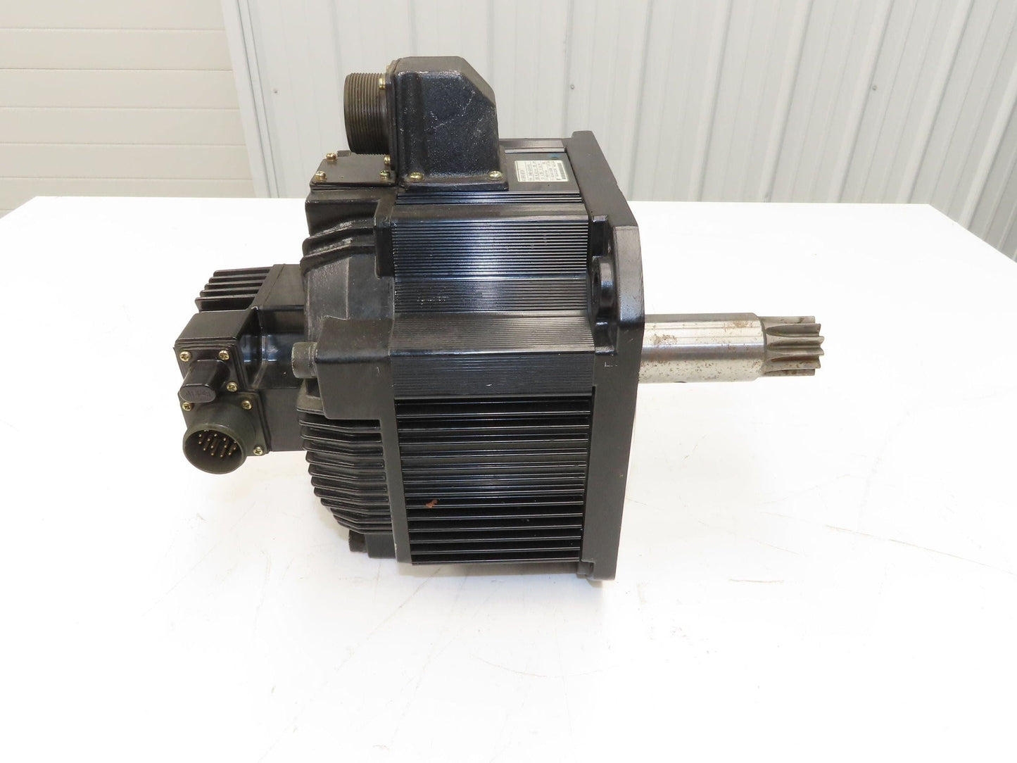 Yaskawa SGMDH-32A2A-YR13 AC Servo Motor 200V 2000rpm - Encoder UTSAE-B17BBF