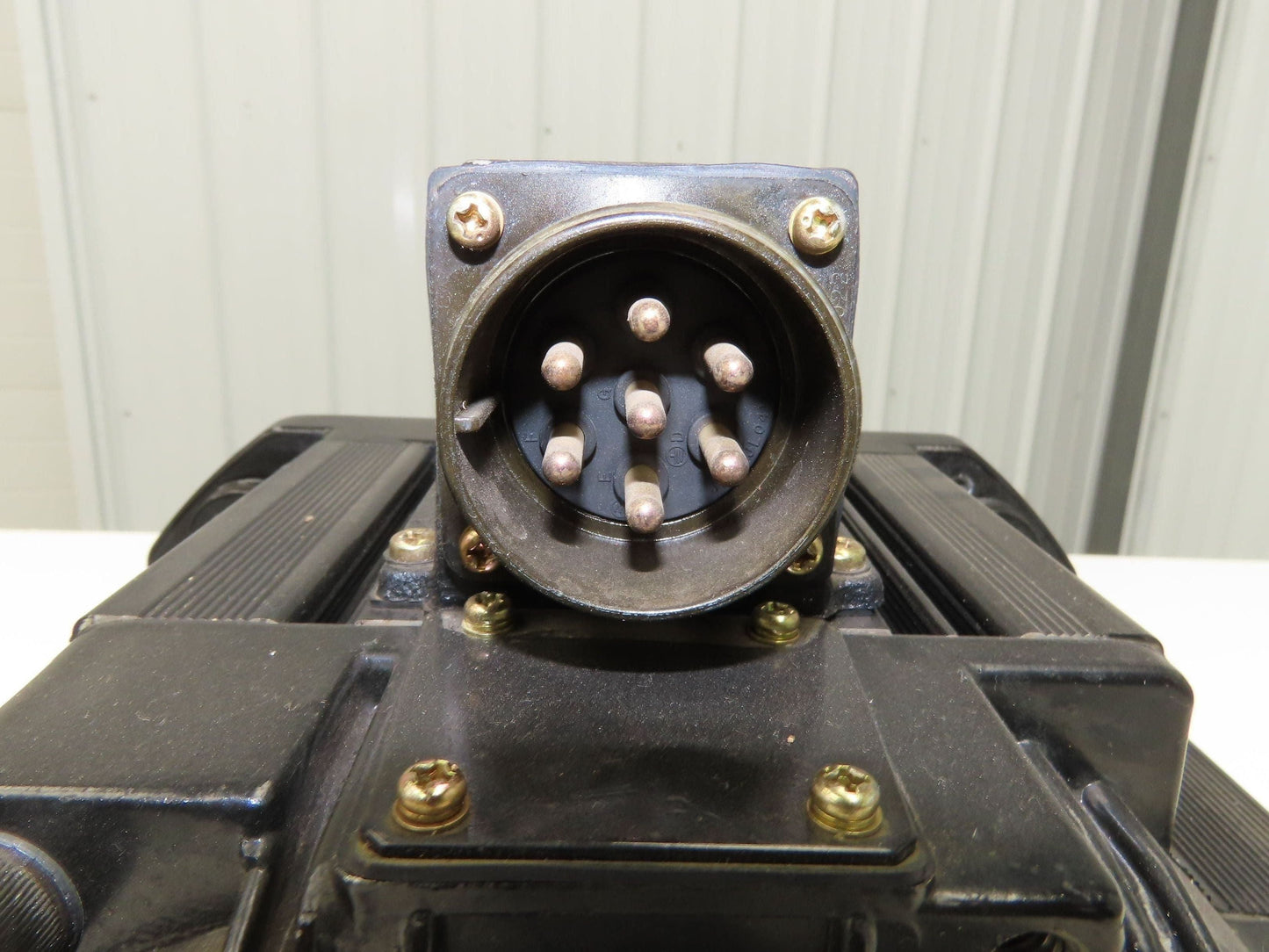 Yaskawa SGMDH-32A2A-YR13 AC Servo Motor 200V 2000rpm - Encoder UTSAE-B17BBF