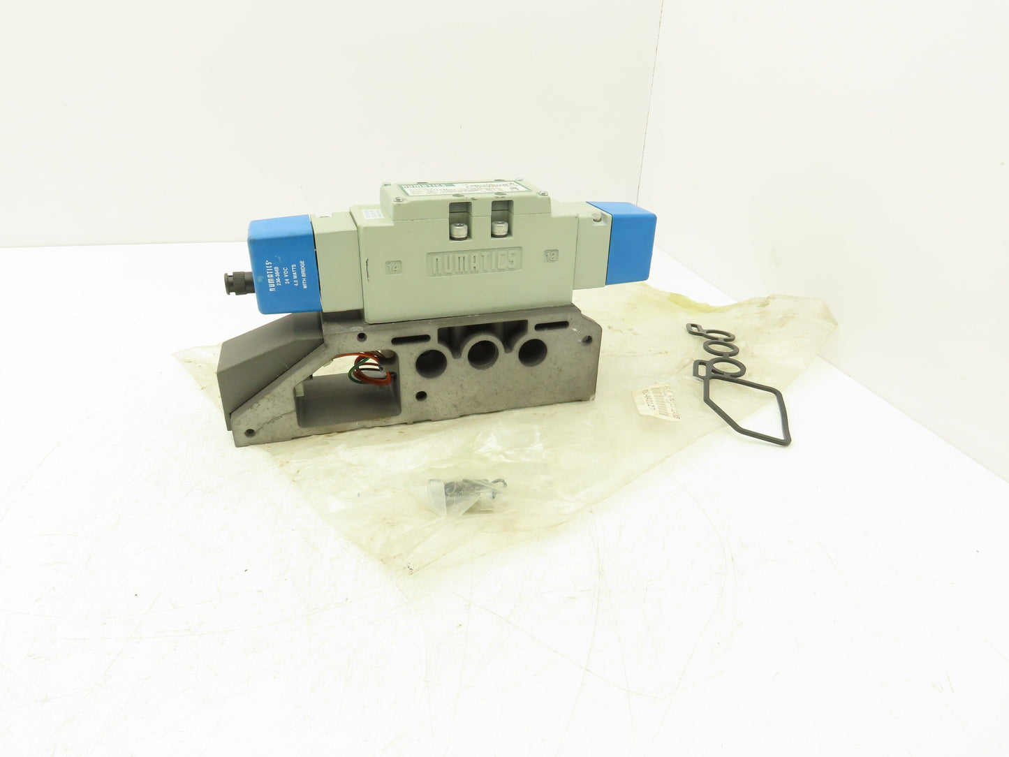 Numatics I24BB515MP00061 Solenoid Valve 5/2 150psig 24vDC 4W 1/2" NPT