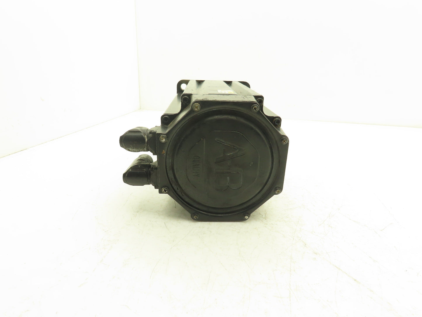 Allen Bradley MPL-B540D-MJ74AA Kinetix AC Servo Motor 4.67Hp 2000 RPM 460V 3PH