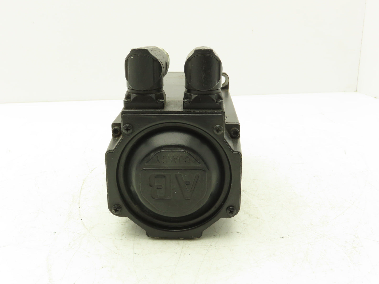 Allen Bradley MPM-B1153F-MJ72AA Kinetix AC Servo Motor 1.94Hp 5500 RPM 480V 3PH