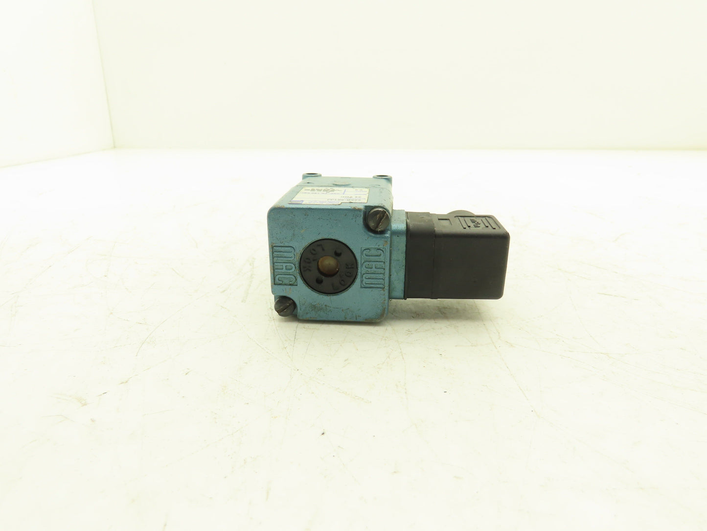 MAC 225B-501JJ Pneumatic 3/2 Solenoid Valve 1/4"npt 24VDC